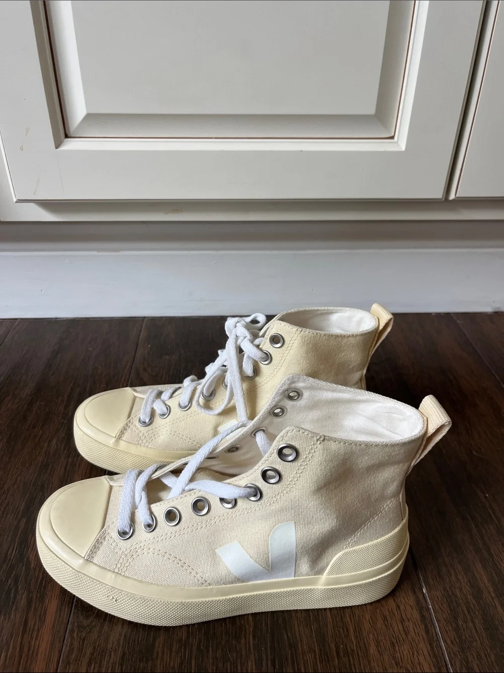 NEW VEJA Watta II High Top Sneakers